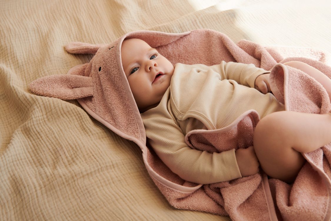 LIEWOOD ALBERT HETTEHÅNDKLE BABY - RABBIT ROSE
